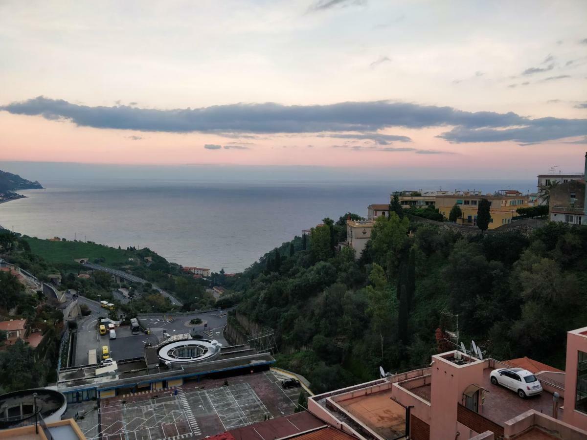 Sea View Apartment Taormina Bagian luar foto