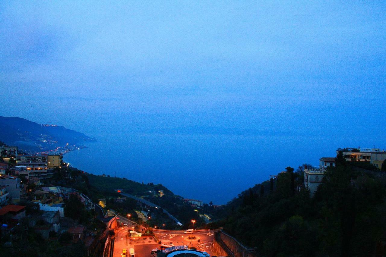 Sea View Apartment Taormina Bagian luar foto